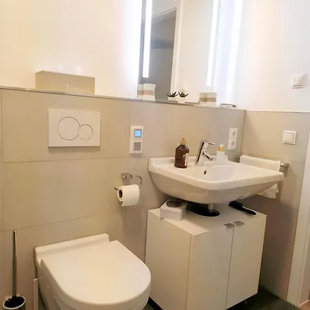 Modernes City-appartement Mit Separatem Schlafzimmer *